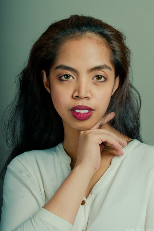 白色长袖衬衫的女人 · 免费素材图片