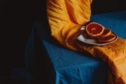 棕色圆板上的橙色水果 · 免费素材图片