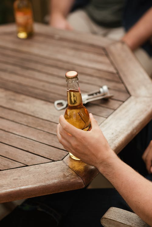 瓶啤酒和朋友一起休息的人 · 免费素材图片
