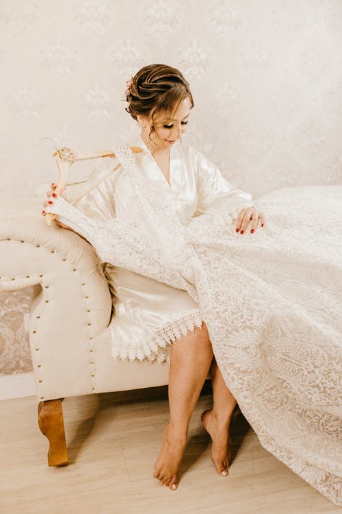 女人坐着婚纱 · 免费素材图片