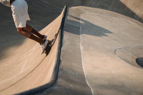 在滑板公园坡道上的作物溜冰者 · 免费素材图片