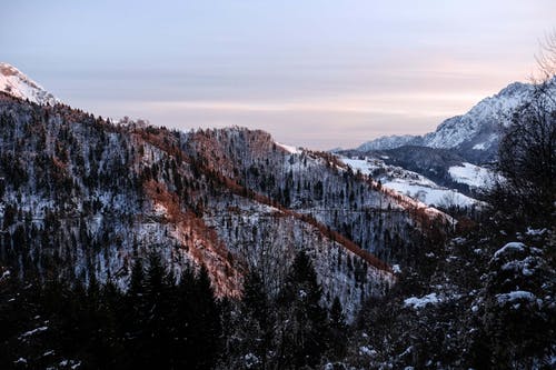 雪山在晴朗的天空下 · 免费素材图片