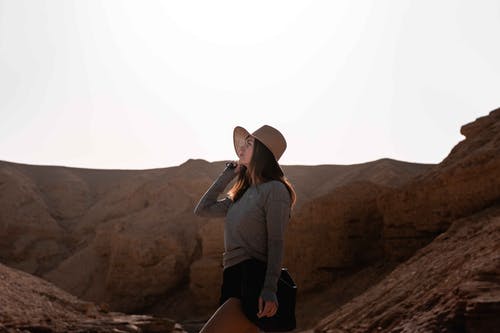 沙漠中的女人 · 免费素材图片