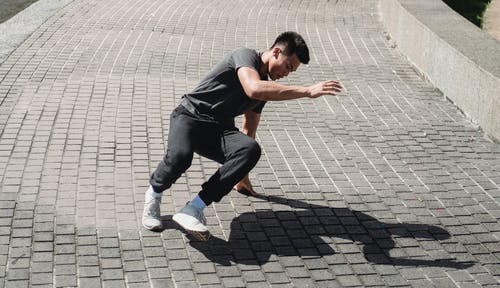 充满活力的亚洲人在人行道上跳舞街舞 · 免费素材图片