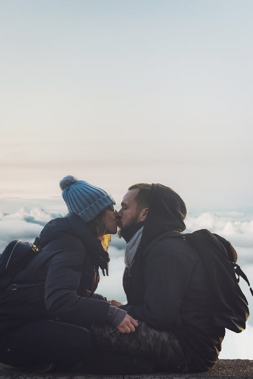 男人和女人在云海附近接吻 · 免费素材图片