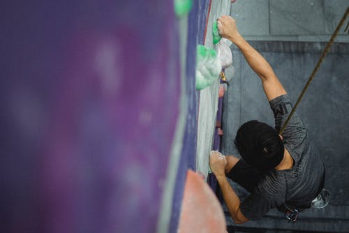 无法识别的运动员在攀岩墙上的训练 · 免费素材图片