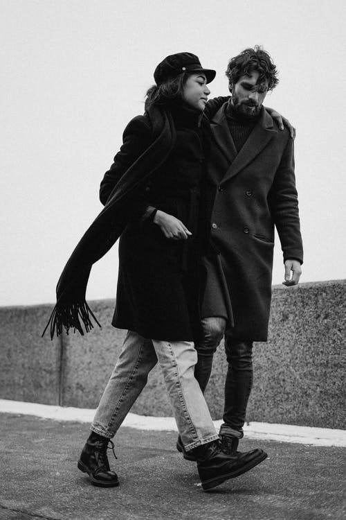 男人和女人在黑色外套站在灰色的混凝土路面上 · 免费素材图片