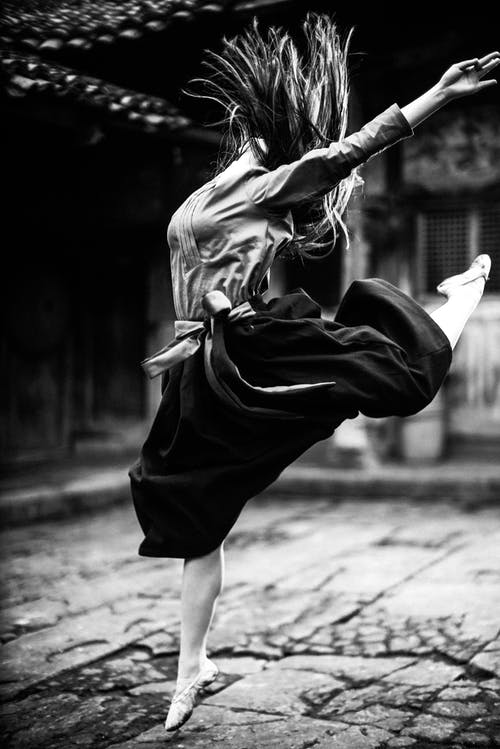 黑色的裙子和白色的长袖衬衫跳舞芭蕾舞的女人 · 免费素材图片