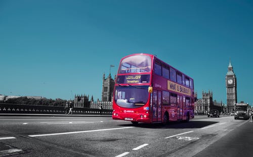 道路上的红色双层巴士 · 免费素材图片