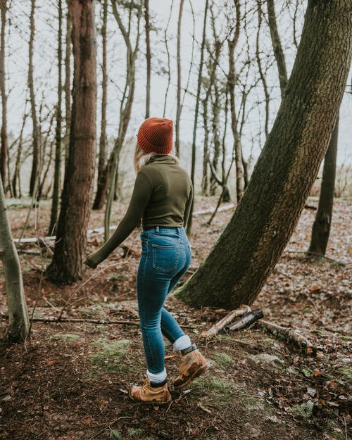 女人站在树旁 · 免费素材图片