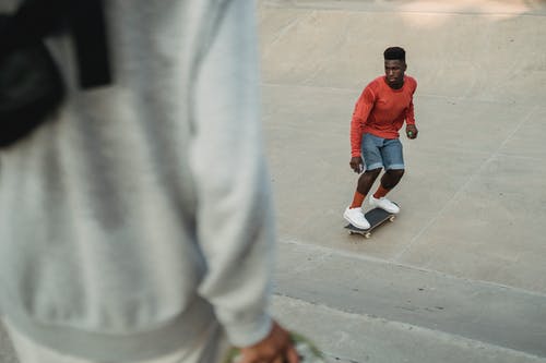 在滑板公园滑板的黑人男子 · 免费素材图片