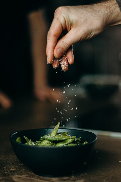 人用盐调味绿豆 · 免费素材图片
