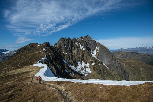 女人在山峰举行登山杆 · 免费素材图片