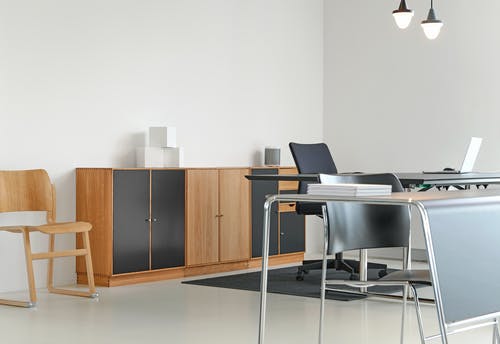 办公桌旁的黑色软垫扶手椅 · 免费素材图片