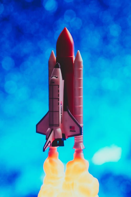 棕色火箭与蓝色背景的缩影 · 免费素材图片