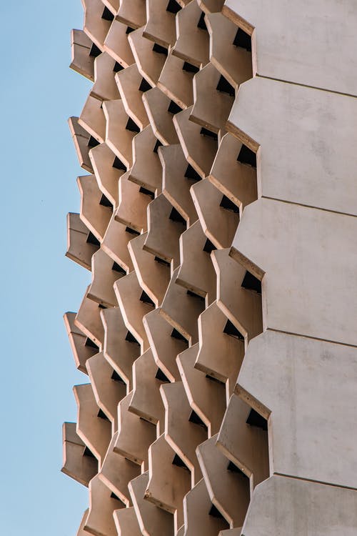 蓝蓝的天空下的白色混凝土建筑 · 免费素材图片