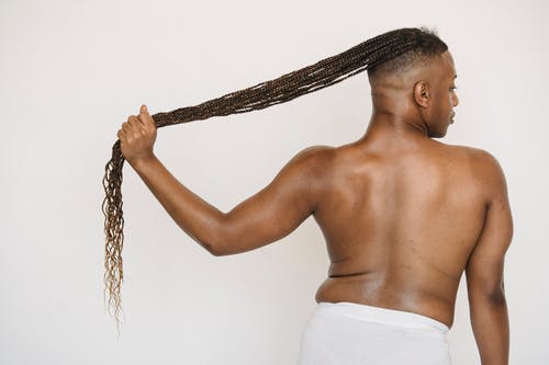 赤裸上身的黑人触摸工作室的非洲长辫子 · 免费素材图片