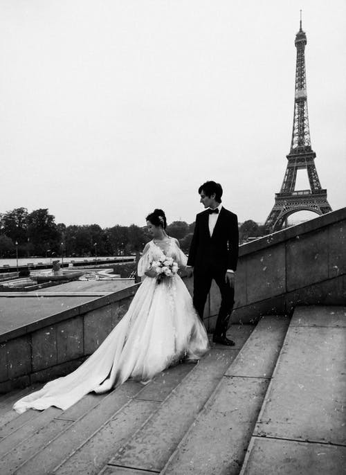 新娘和新郎站在混凝土楼梯上的灰度照片 · 免费素材图片