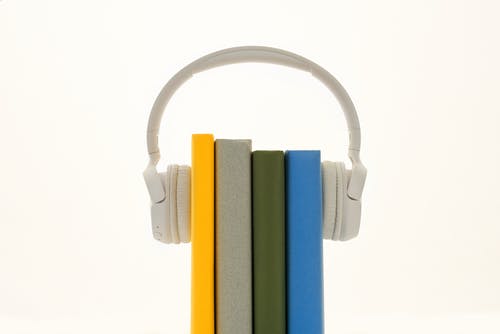 耳机之间的书 · 免费素材图片