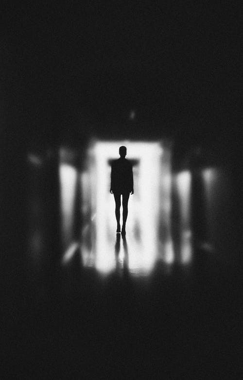 人站在走廊上的单色照片 · 免费素材图片