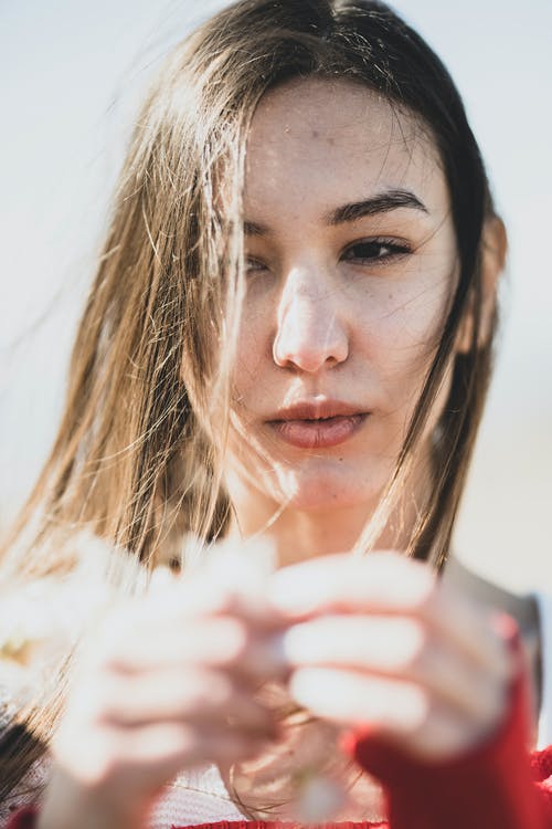 女人的脸的画像 · 免费素材图片