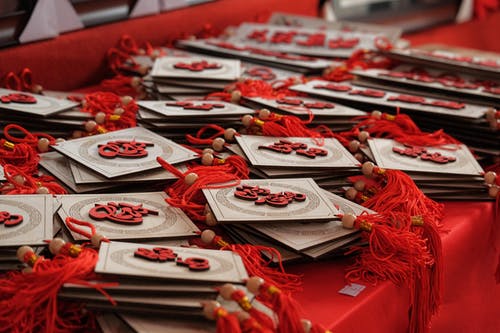 红色桌上的白色和红色幸运符 · 免费素材图片