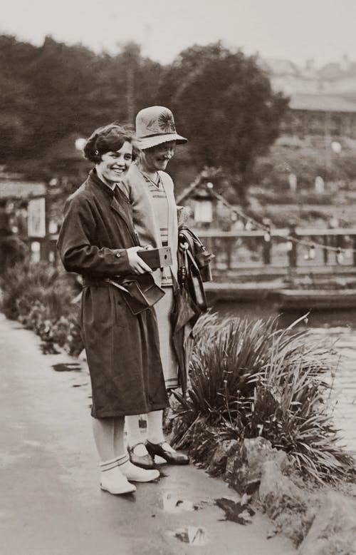 站在水边的两个女人 · 免费素材图片