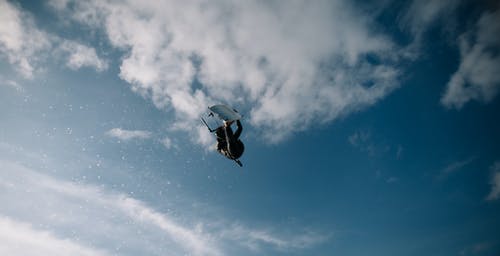 在天空中的wakeboarder的低角度照片 · 免费素材图片