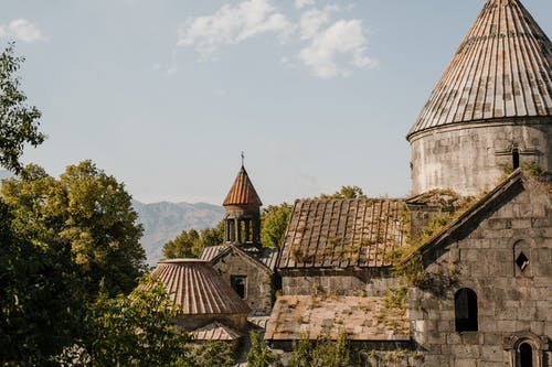 中世纪教会与屋顶上的十字架 · 免费素材图片