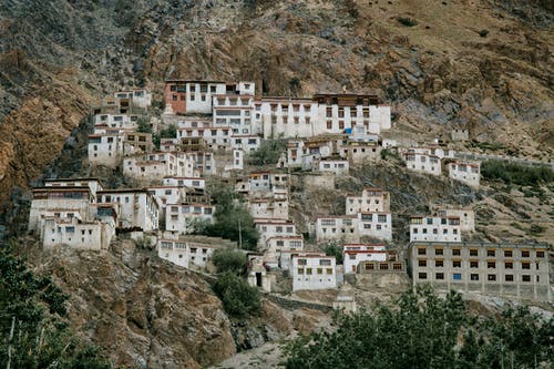 古老的西藏修道院，位于野生山谷的山坡上 · 免费素材图片