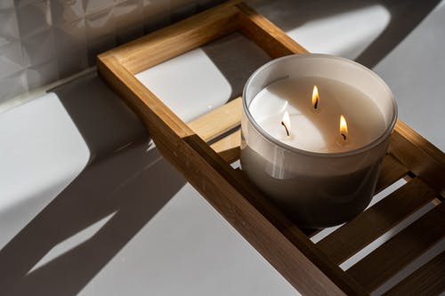 蜡烛在木托盘上的照片 · 免费素材图片