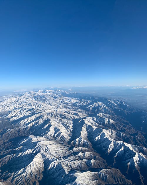 蓝蓝的天空下的白雪覆盖的山 · 免费素材图片