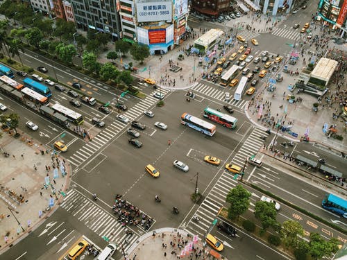 道路交叉口的汽车航拍 · 免费素材图片