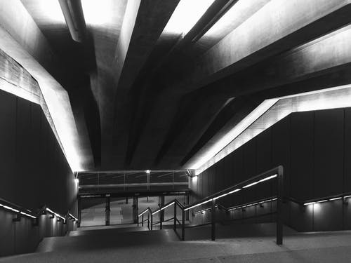 楼梯的黑白摄影 · 免费素材图片