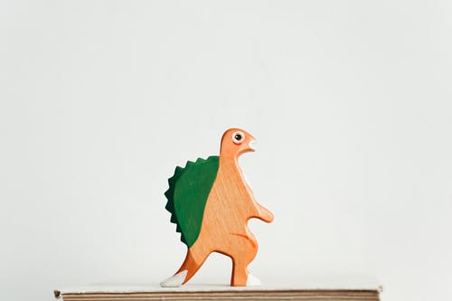 绿色和棕色木制恐龙雕像 · 免费素材图片