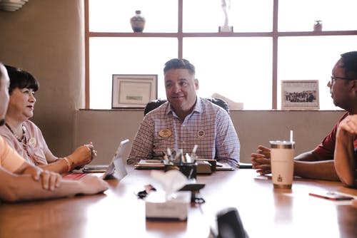 人们互相交谈的照片 · 免费素材图片