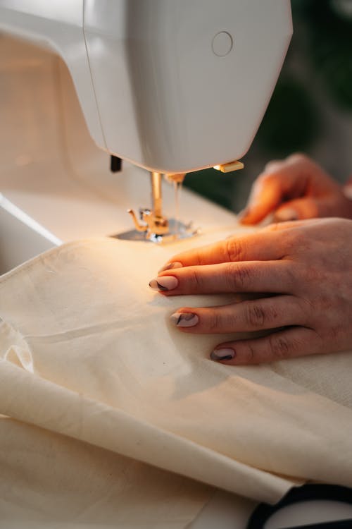缝制布料的人 · 免费素材图片