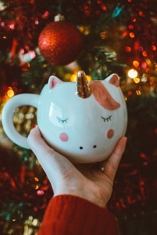 拿着杯子的人照片 · 免费素材图片