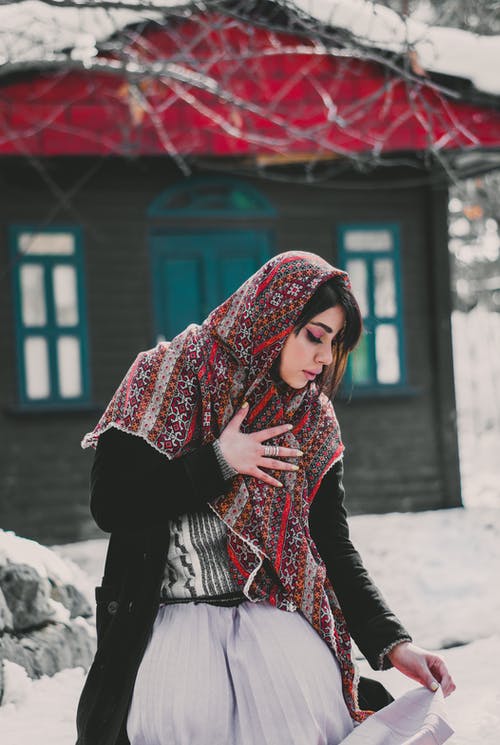 站在雪地上的红色和白色围巾的女人 · 免费素材图片
