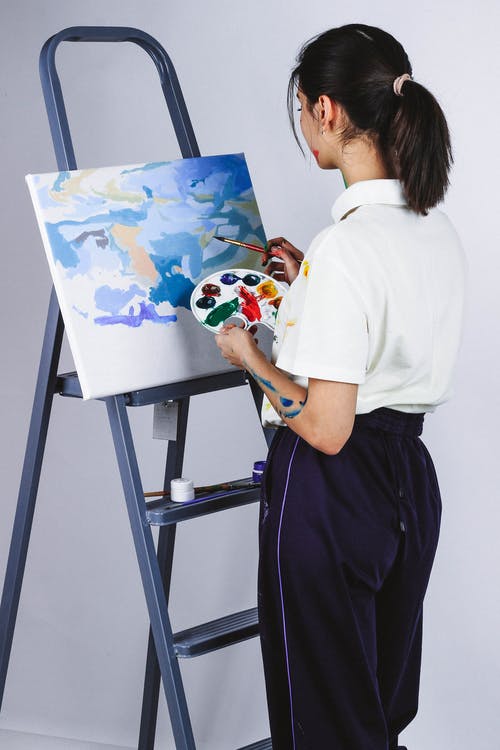 女人绘画的背影照片 · 免费素材图片