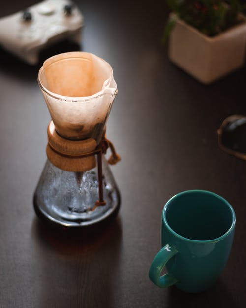 空杯子附近的冲泡咖啡的照片 · 免费素材图片