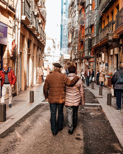 夫妻在大街上行走 · 免费素材图片