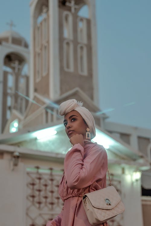 女人戴着头巾的照片 · 免费素材图片