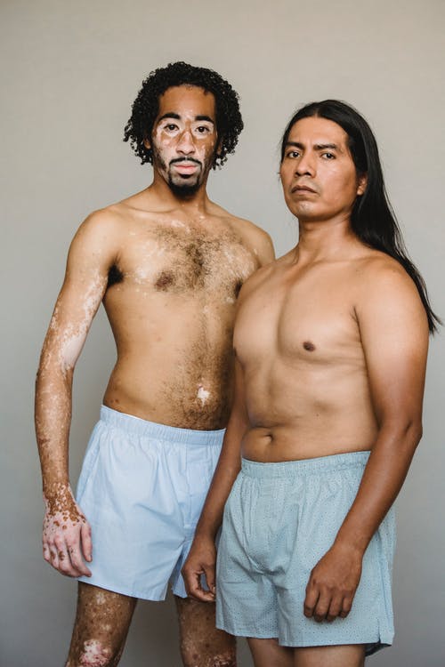 内裤在工作室里情绪低落的多样化男人 · 免费素材图片