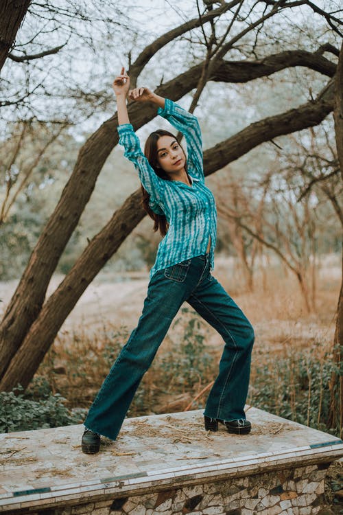 有关双手举起, 垂直拍摄, 女人的免费素材图片