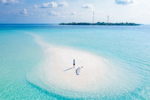 站在岛上的人的航拍 · 免费素材图片