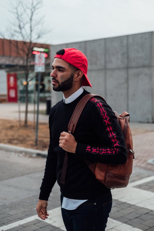 男子携带棕色皮包 · 免费素材图片