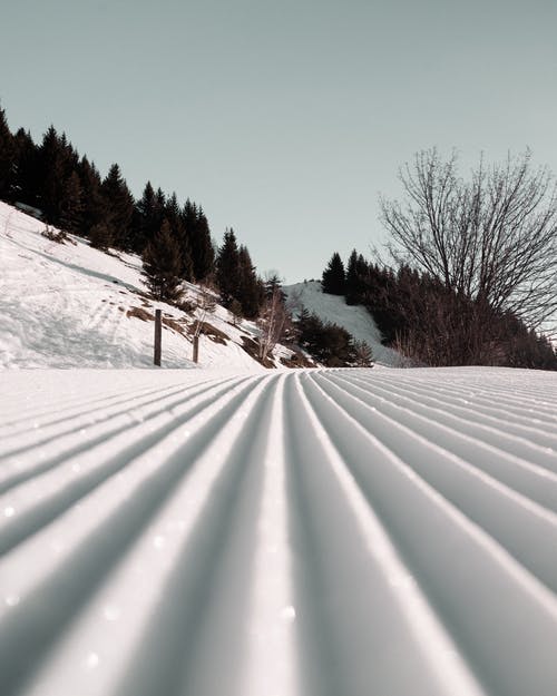 在山腰上的冰雪覆盖的路 · 免费素材图片