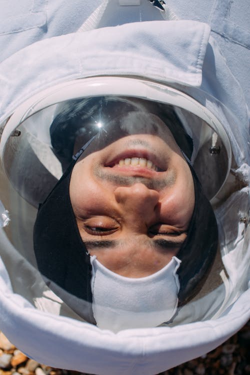 一个微笑在太空服的男人的照片 · 免费素材图片