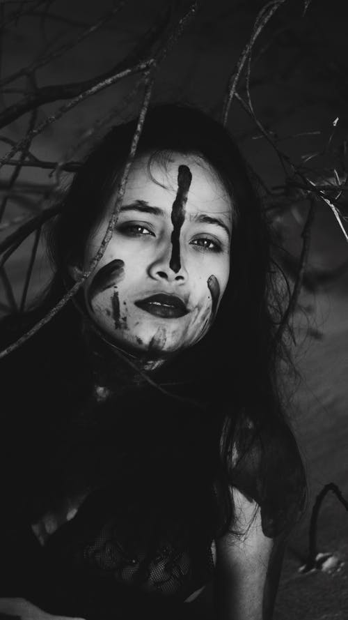 黑漆的女人 · 免费素材图片